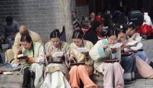 横店女群演真实处境，想成名付出太多，杨幂早就揭露过规则现象 配图2