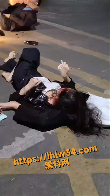 潮州潮安区摩托车祸，可怜的妹子满头是血 挣扎了几下就倒在了男友的怀里！