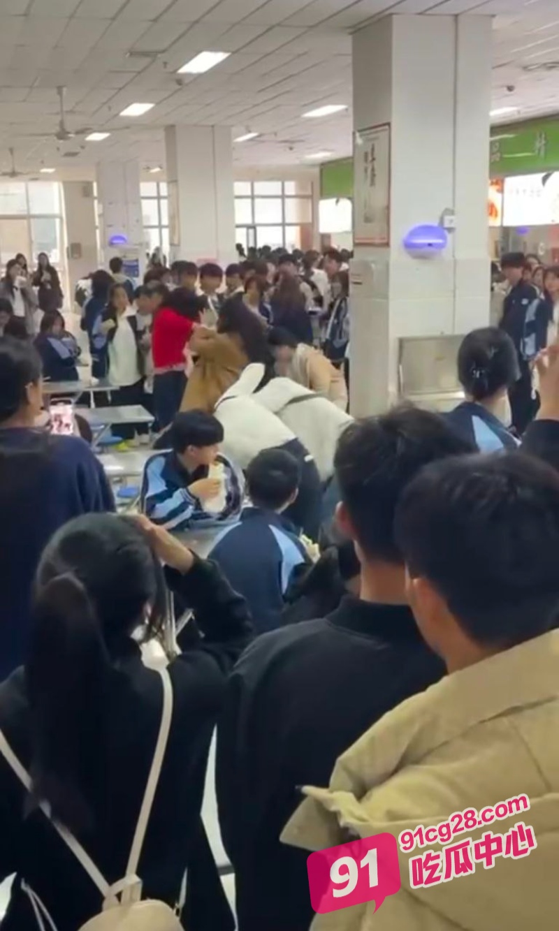 武汉市第二中学食堂女生打架事件 4名女同学互掐嫩乳裸露 现场混乱不堪!