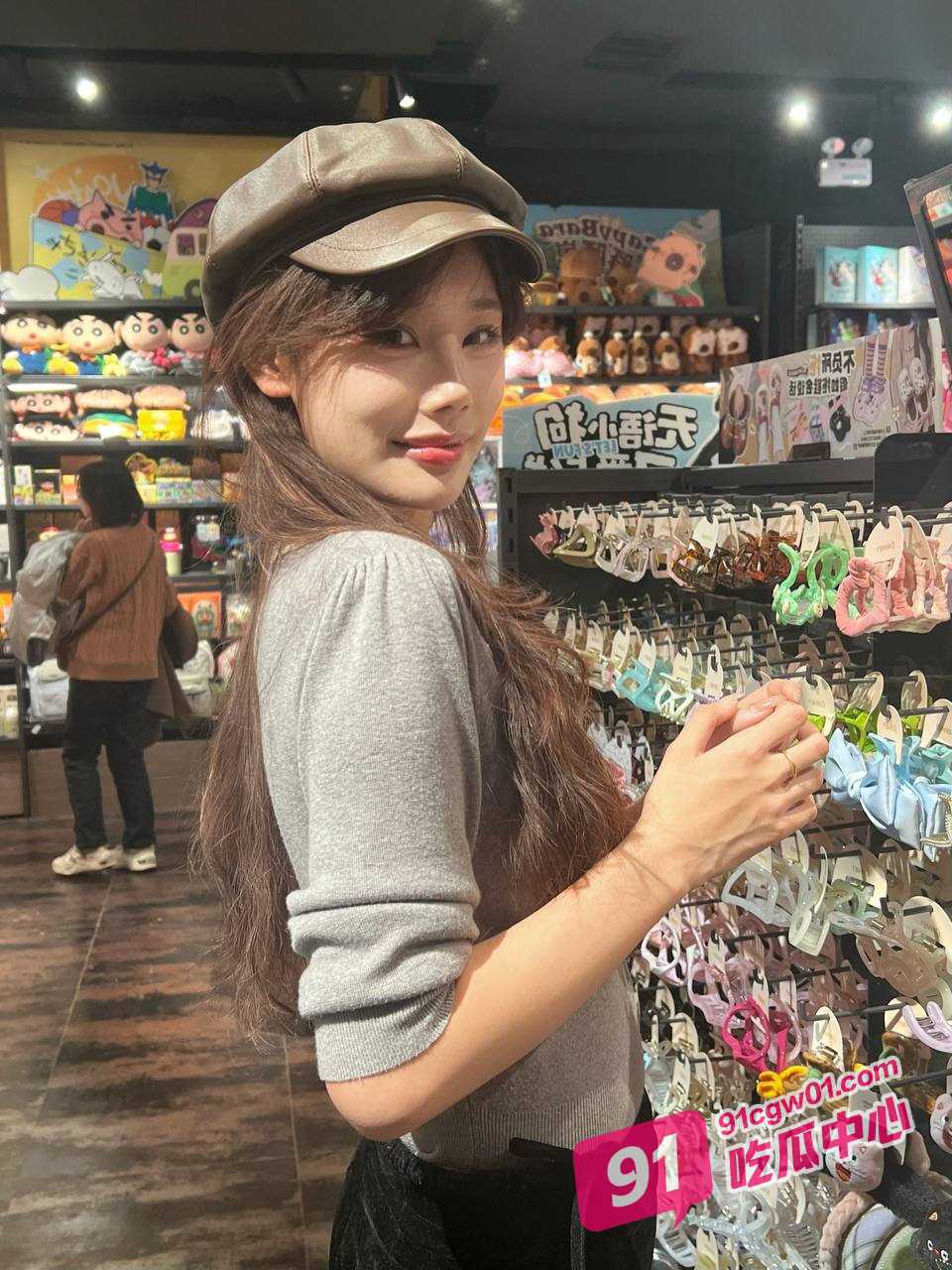 这是一条有味道的视频！00后超骚妹子给男友舔屁眼舔到小零食 刺激吞咽说好吃！ 配图