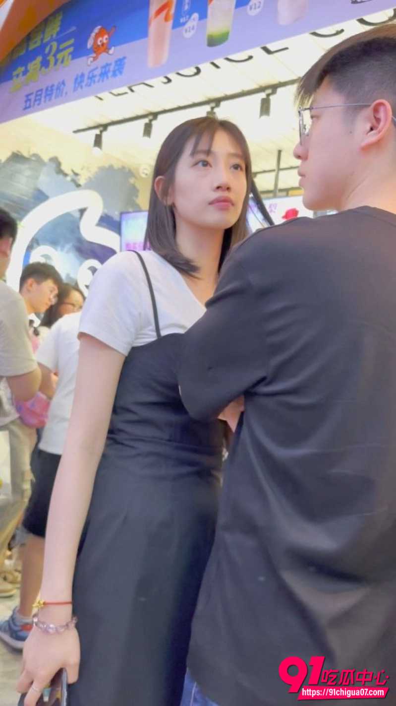 精品抄底偷拍靓女等奶茶 透明内裤黑森林曝光 昨晚激战痕迹明显小鸟依人不知春光泄