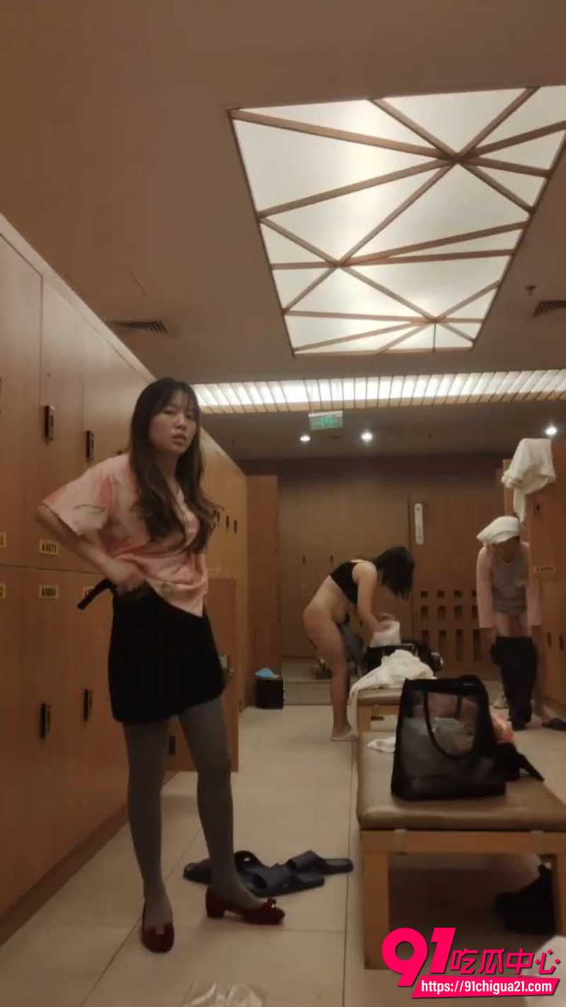 洗浴中心女更衣室偷拍 各种美人少妇全裸玉体 简直是男人梦中情地！
