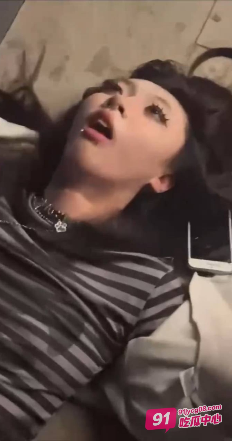 说唱歌手迪诺哥 演唱会鼓励粉丝吸毒 女粉丝当场暴毙事件 配图3