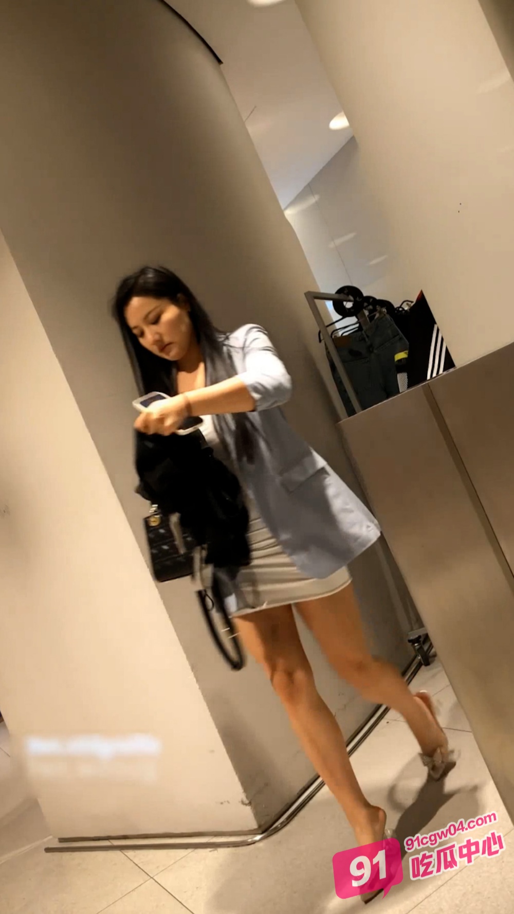 万达一路跟踪抄底高跟短裙少妇竟然没穿内裤肥美的鲍鱼看得我鸡儿都硬了 配图4