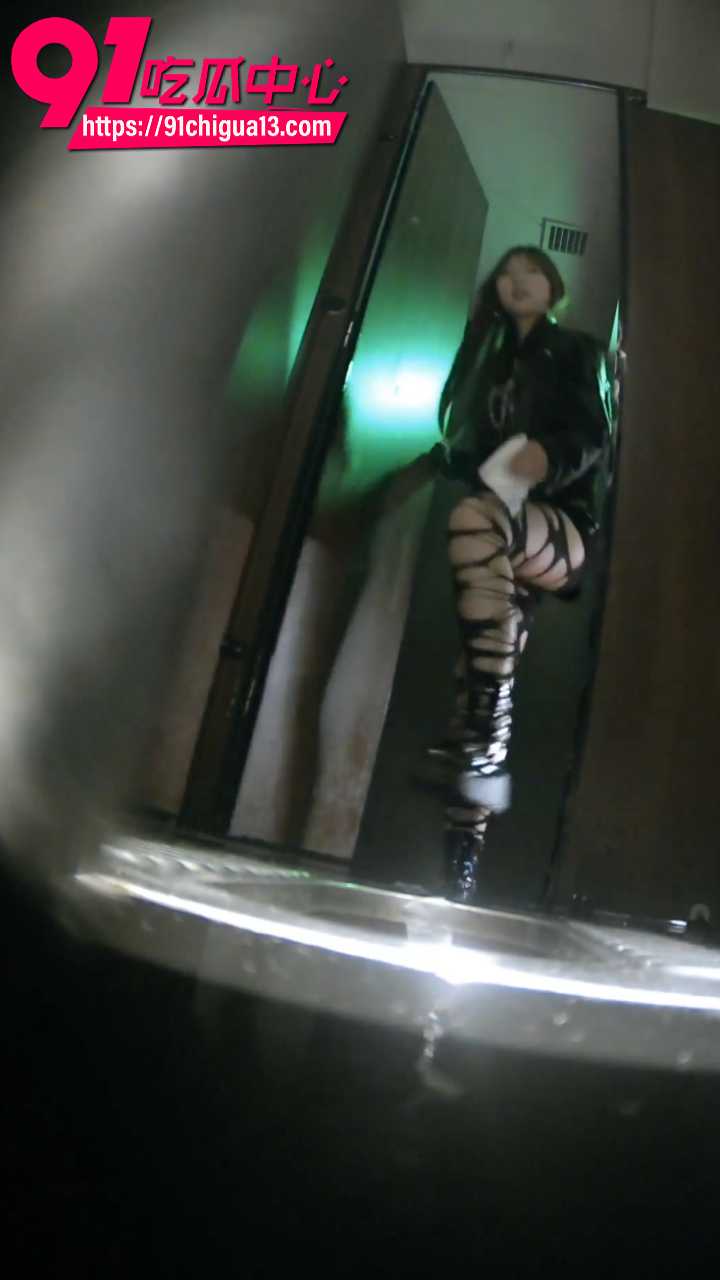夜总会厕所紫光偷拍骚妹翘臀尿尿3