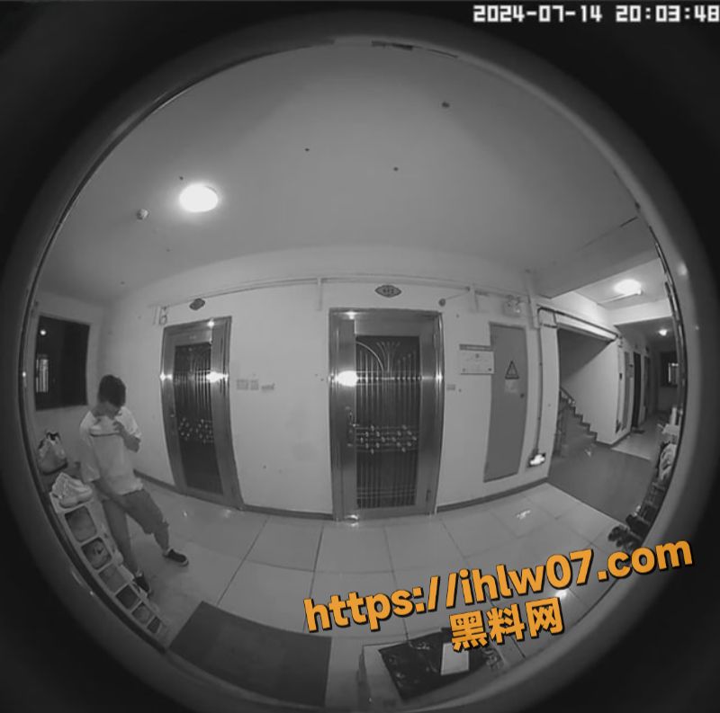 恋物癖猥琐男 在他人门口闻鞋打飞机 是哪个瓜友 你已经被曝光了 速速缴械投降