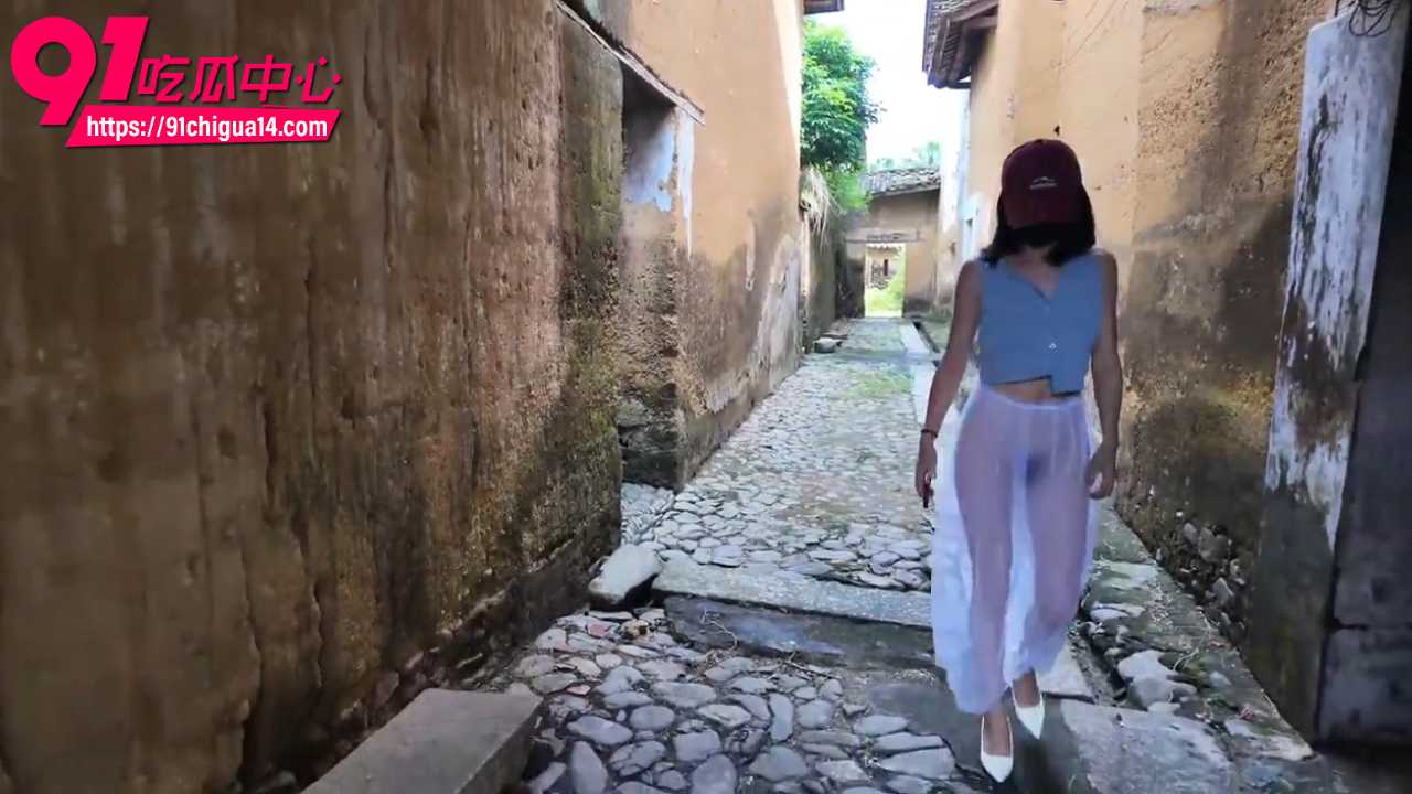 农村露出透明纱裙真空巨乳翘臀挑逗大爷3