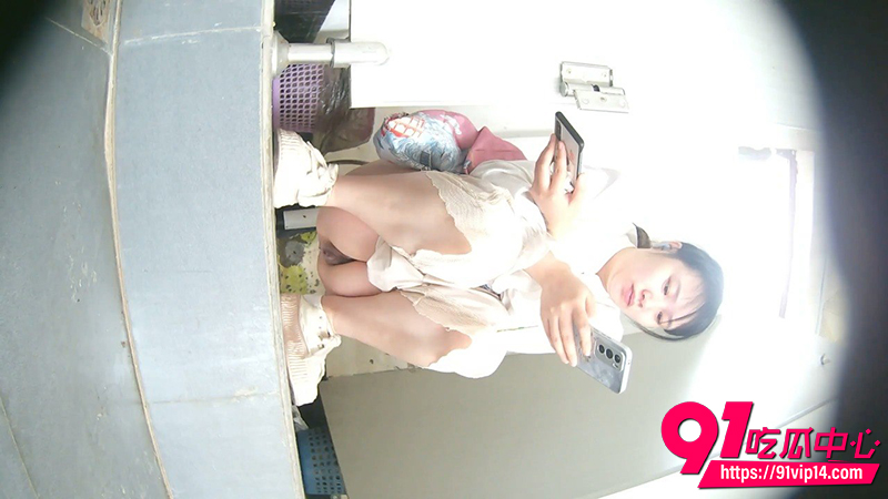 公园女厕全景偷拍 2 公园女厕全景偷拍 2