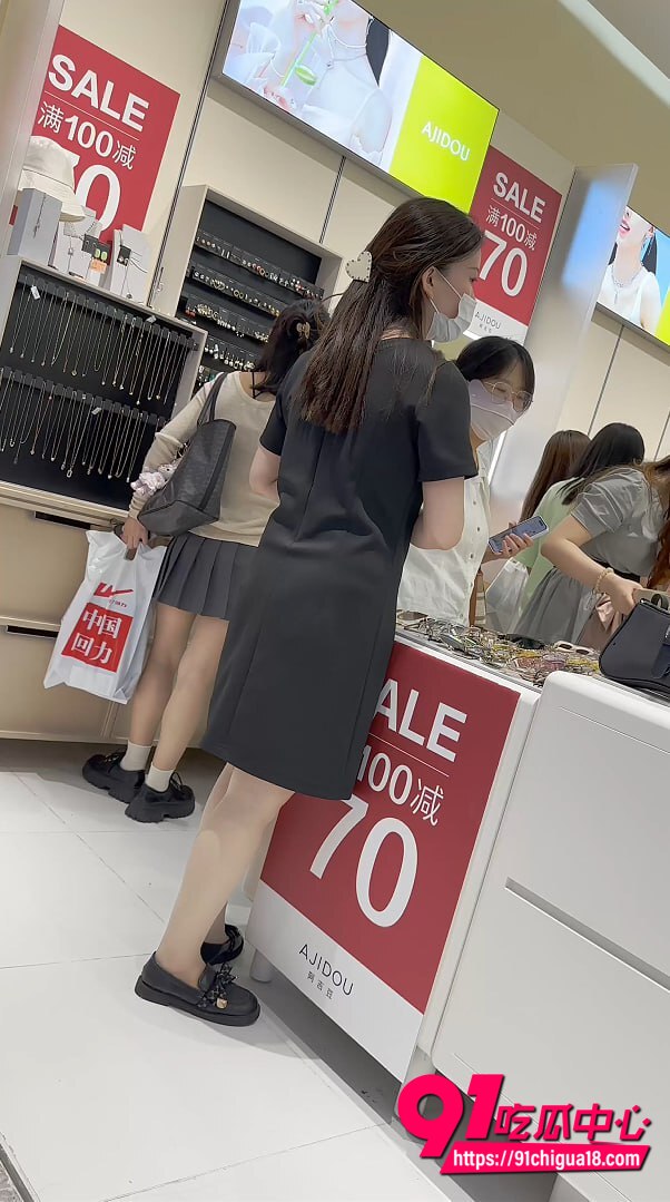 大神KFC饰品店抄底服务员小姐姐 丝袜短裙内裤所有店员被偷拍曝光