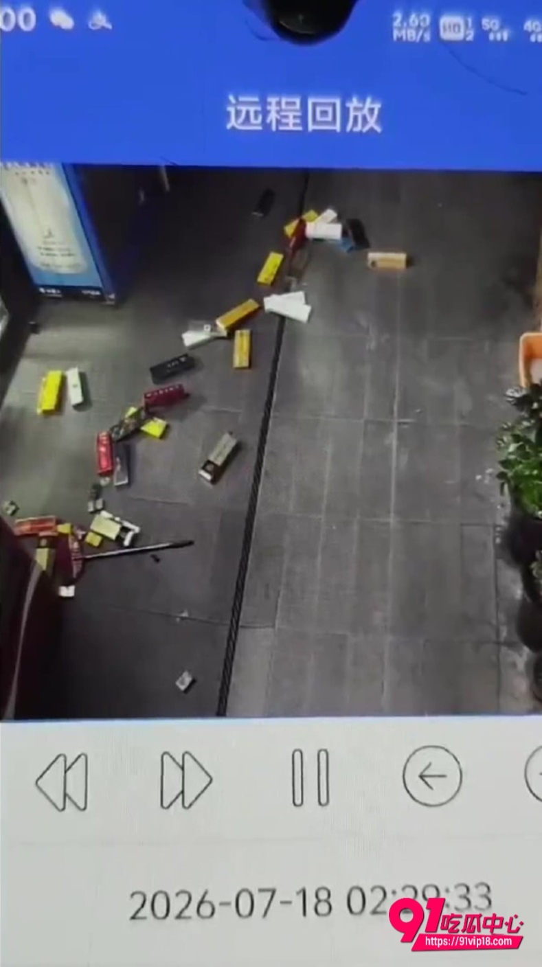 宜昌精神小伙打砸无人店偷烟事件7 宜昌精神小伙打砸无人店偷烟事件7