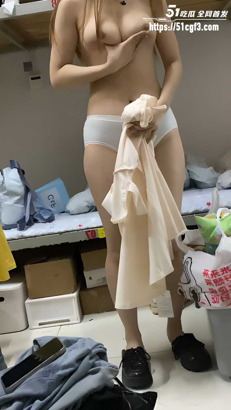 宿舍内偷拍室友日常watermark 宿舍内偷拍室友日常watermark