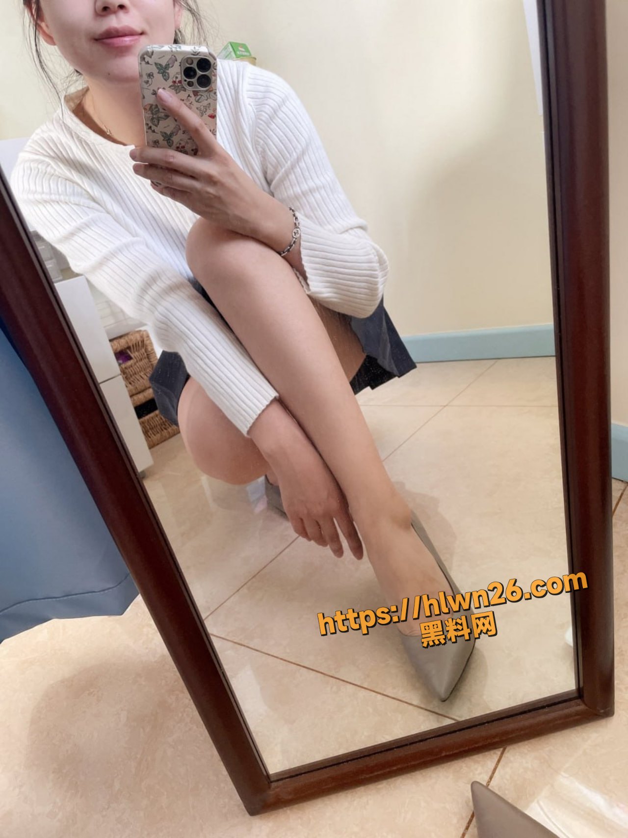 初尝禁果 学生时期路边按摩店少女的特殊服务 我就这样第一次进入了女人的神秘园 爱液射在她的体内 配图