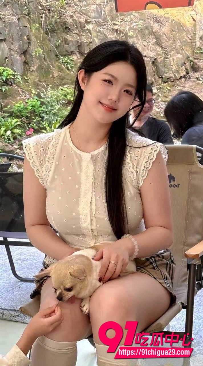 广州美术学院极品反差婊何晶 清纯艺术系女神嫌零花钱不够 直接拉男友出租屋开黄播！