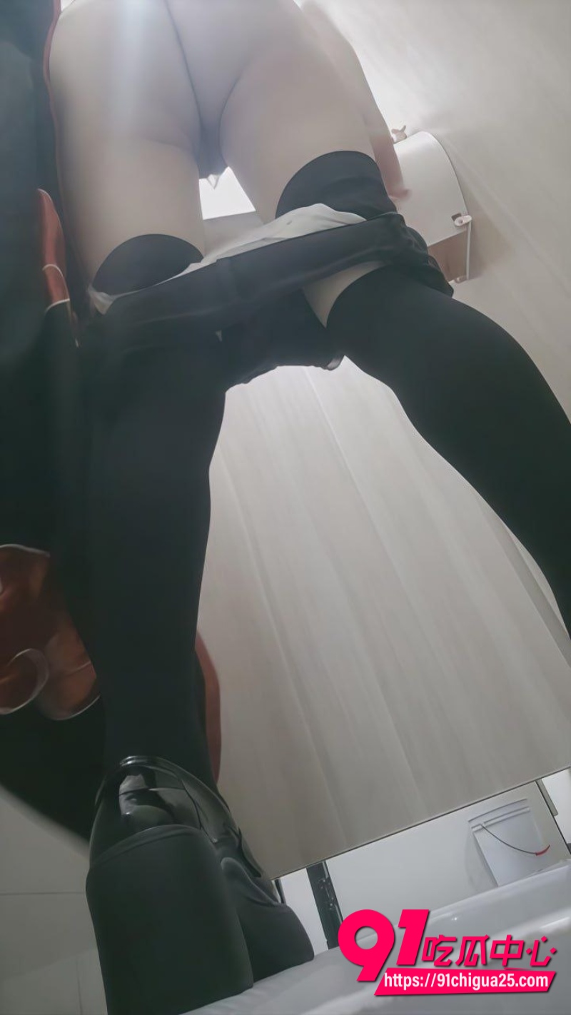 跑到女厕所偷怕火影忍者女cos12 跑到女厕所偷怕火影忍者女cos12