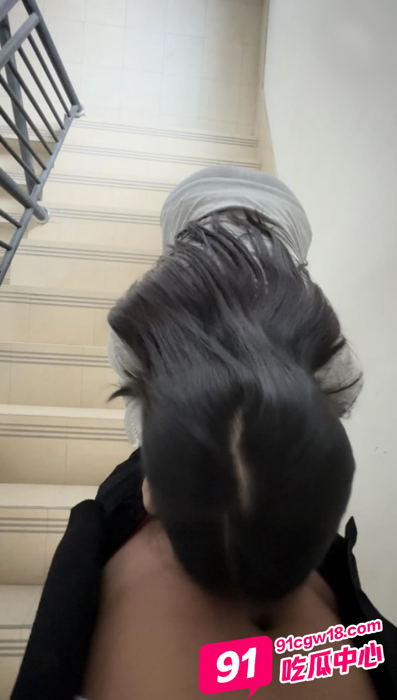 海角乱伦之和小嫂子的春天～楼道偷情黑丝肥臀嫂子 “嫂子你夹得我好爽啊” 配图2