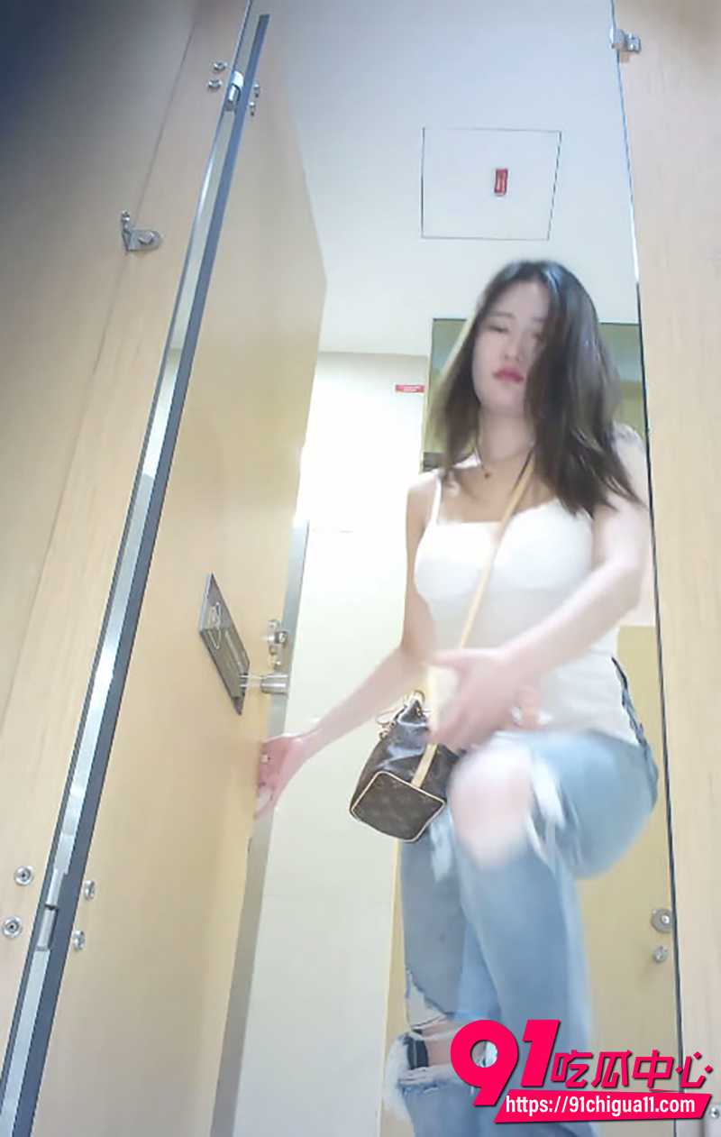 精品学院女厕偷拍 3