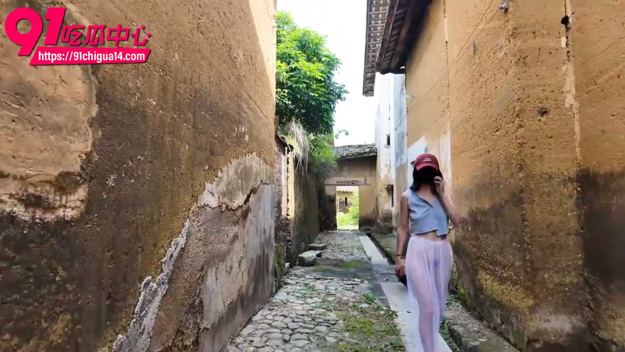 农村露出透明纱裙真空巨乳翘臀挑逗大爷1