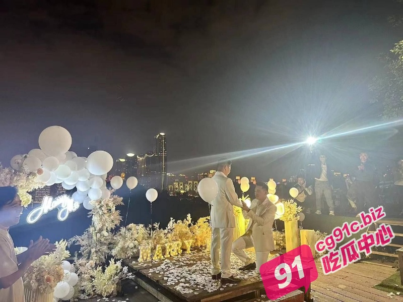 荒野茶摊男同求婚成功 男同光明正大引朋友震惊 多年好友反应各异让人唏嘘