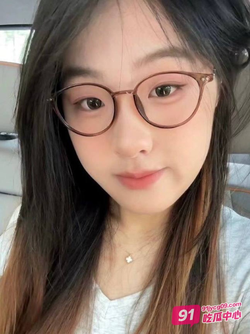 青岛巨乳眼镜妹徐欣媛 背地里喜欢深喉 说精液可以美容！ 配图4