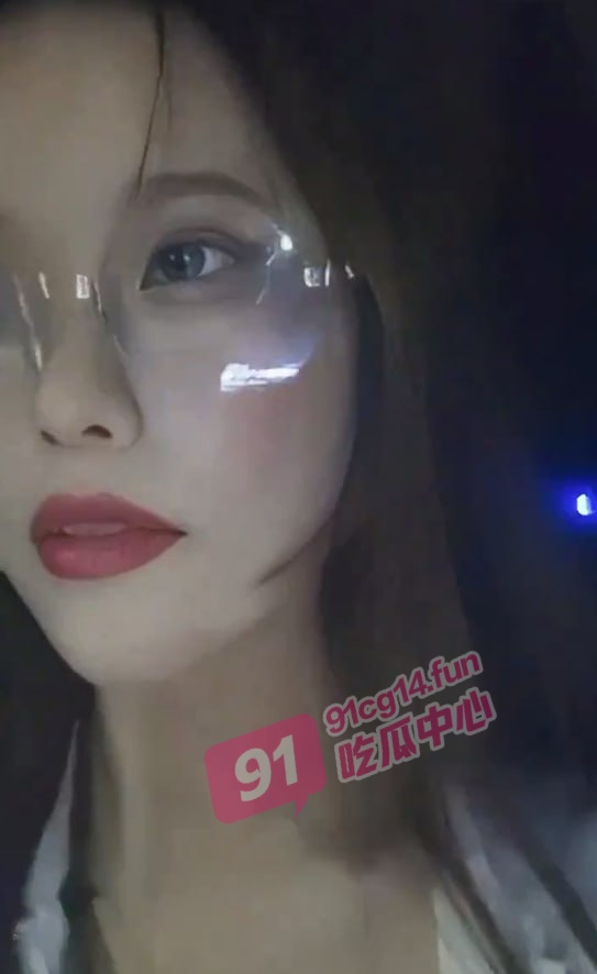回家过年跑顺风车 被眼镜嫩妹真实勾引 “别举报我 找个人少的地方我给你操 ”