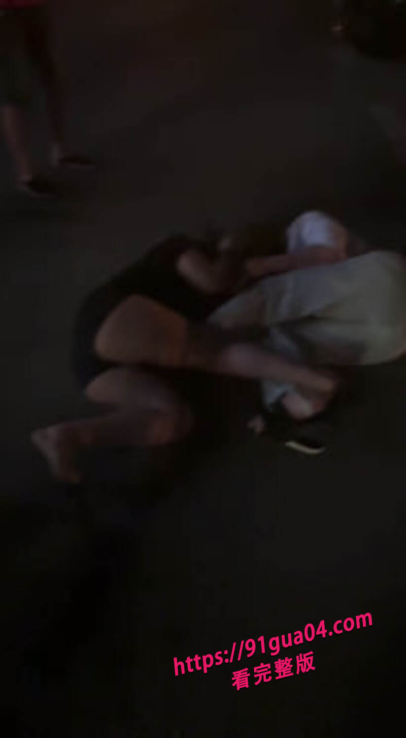 东北精神小妹街头约架02