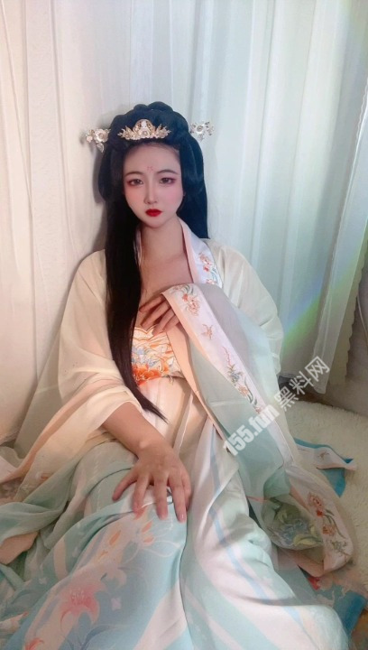 【网友自拍】汉服嫩妹没人陪只能自己解决生理问题