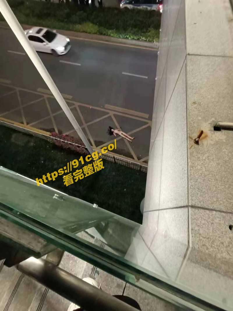 户外性爱悲剧!深圳北站情侣全裸天桥上做爱不慎女子意外掉落
