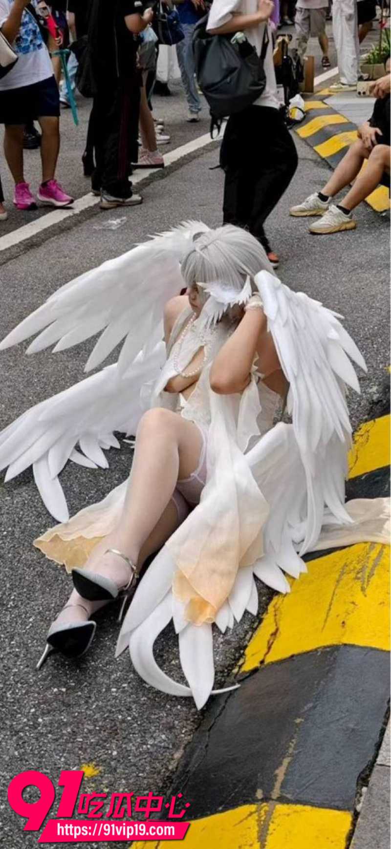 广州萤火虫漫展乱象女coser遭摄影师怼奶拍摄意外走光1 广州萤火虫漫展乱象女coser遭摄影师怼奶拍摄意外走光1