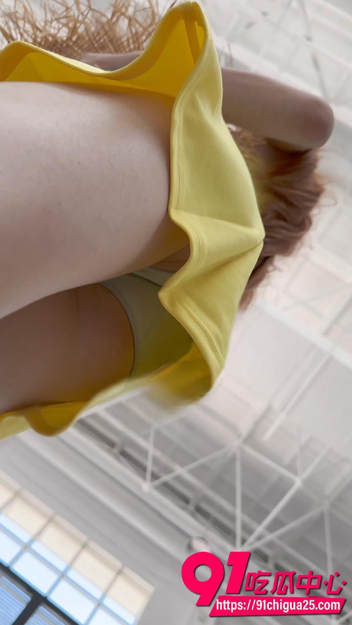 KFC街拍抄底吊带黄裙靓女逛街7