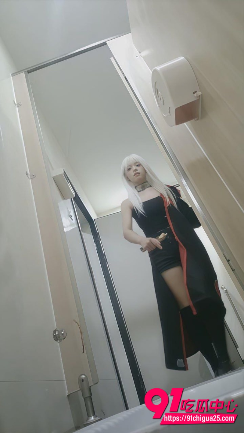跑到女厕所偷怕火影忍者女cos10 跑到女厕所偷怕火影忍者女cos10