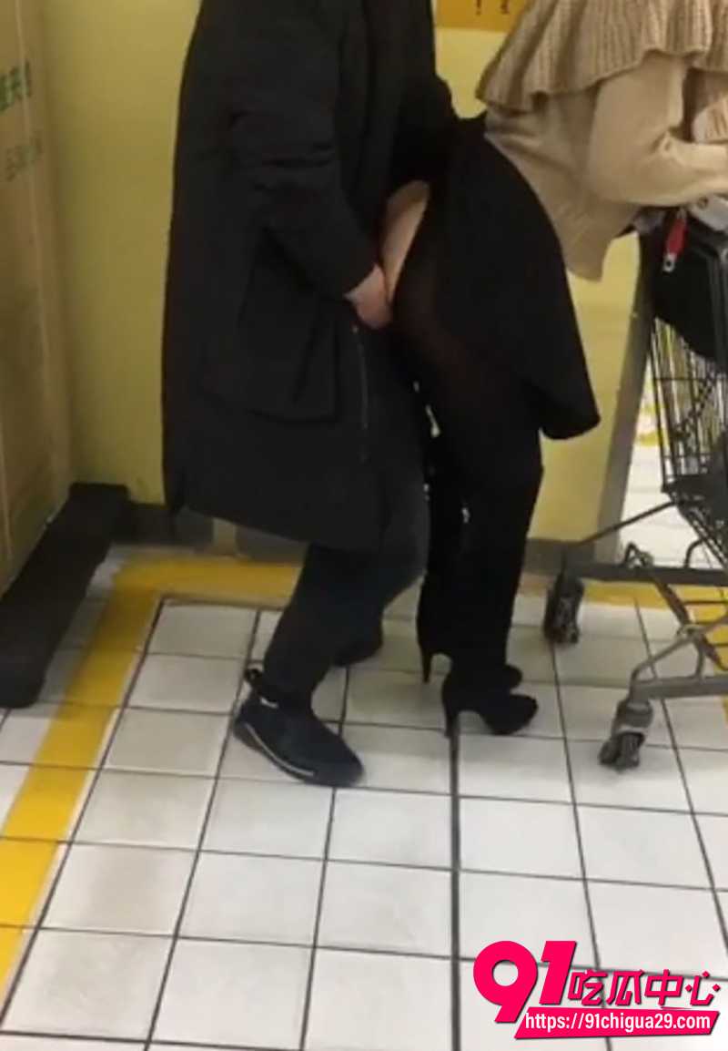 超市偷情激战 饥渴少妇当众猛干跪舔黑衣男 开档黑丝激情后入露出!