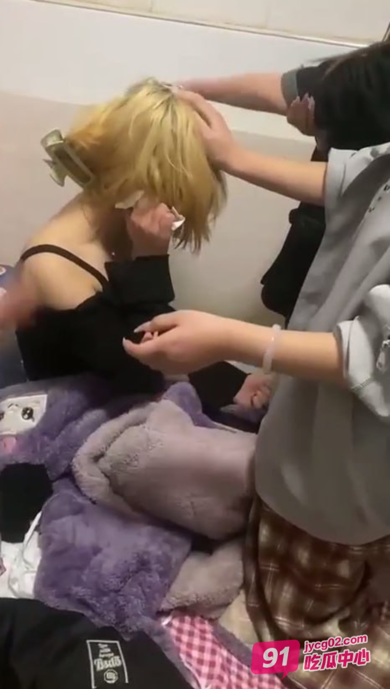 每日捉奸现场！精神小妹偷吃闺蜜男友 一顿巴掌都便宜了！ 配图3