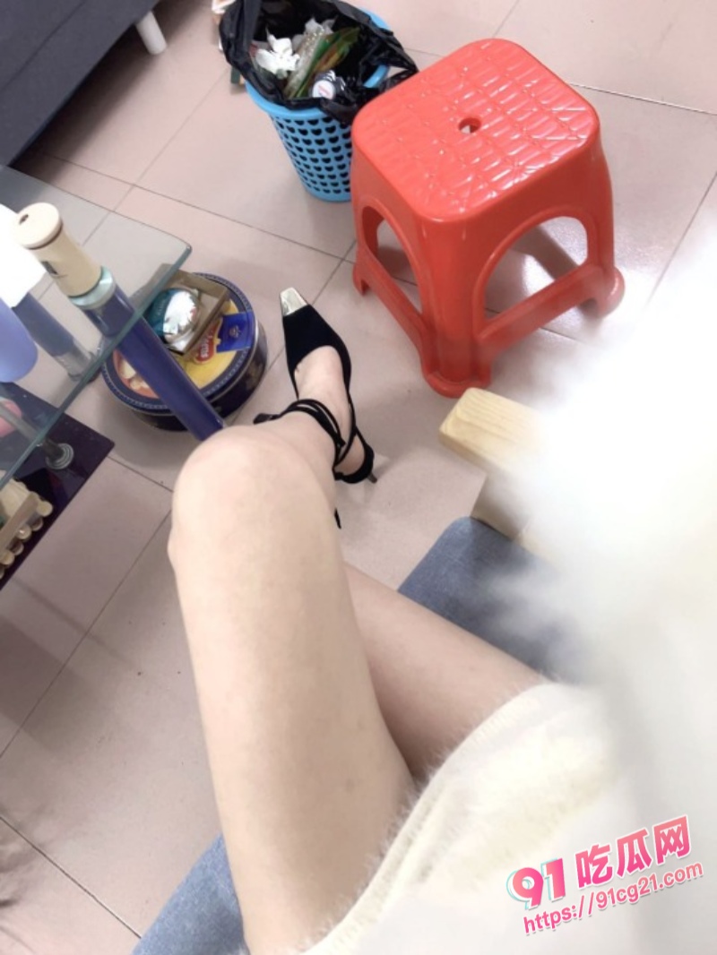 深圳龙岗人妻许昕惠 老公面前羞答答 兄弟那边骚开花！