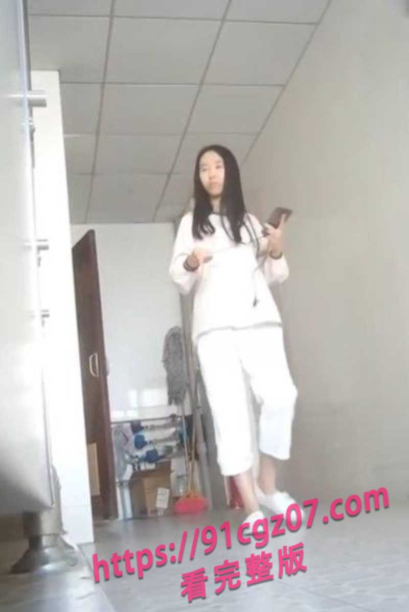 女同事在厕所自慰2素材水印版