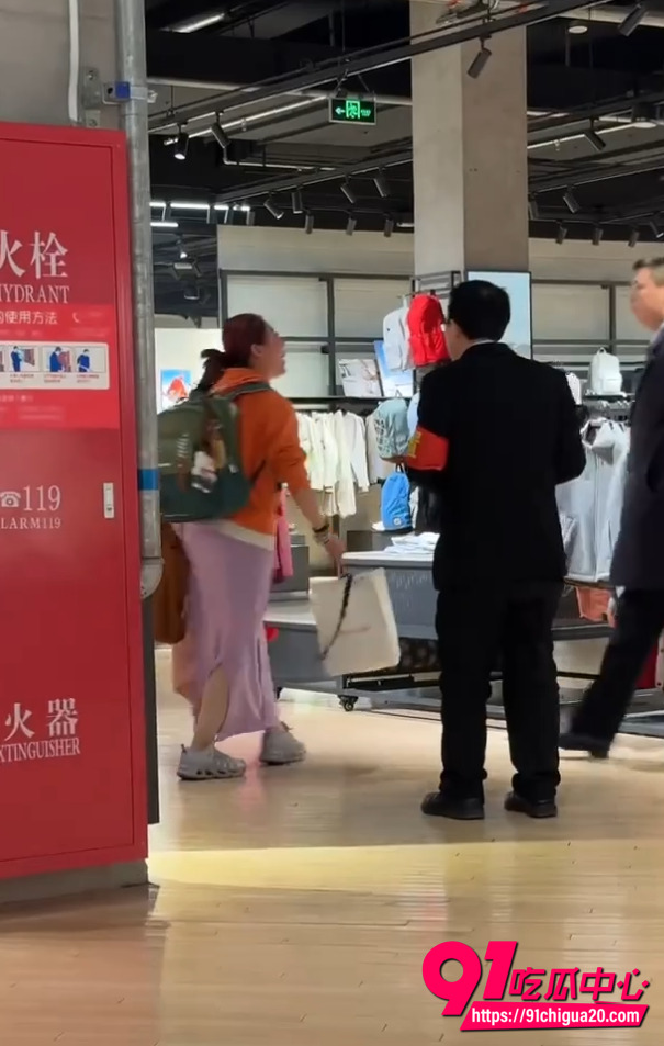 北京荟聚购物中心闹事现场6