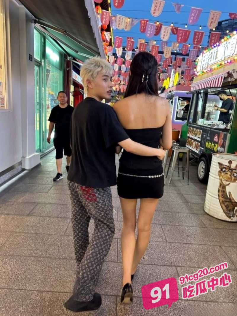抖音网红总在你背后TK真面目揭露 多人运动3P调教 果然网红只是卖得贵的鸡！ 配图5
