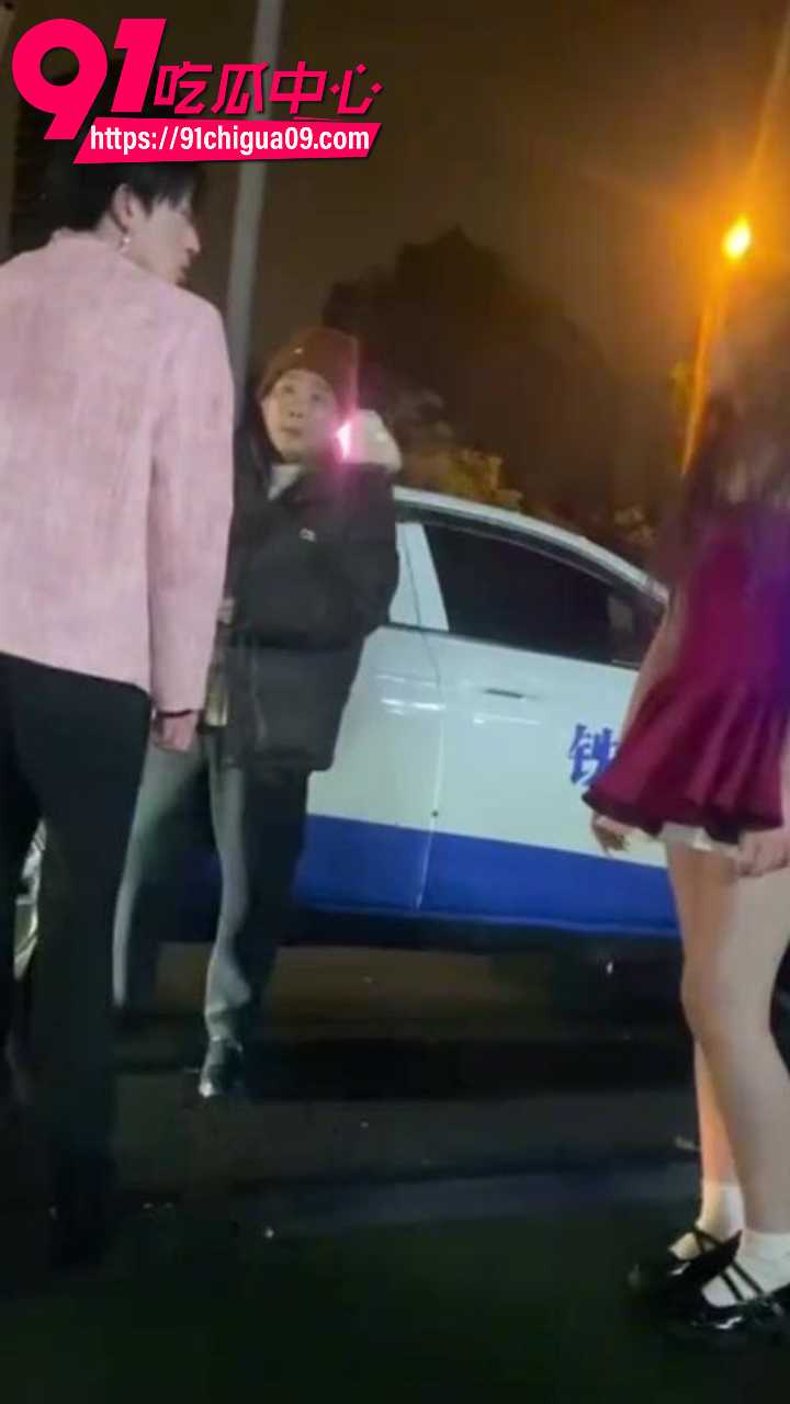 街头红裙辣妹当众揭穿男同男友8 街头红裙辣妹当众揭穿男同男友8