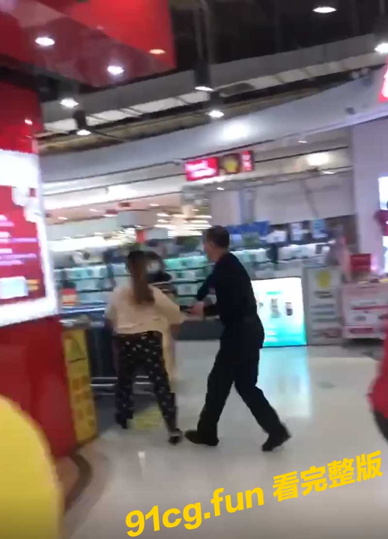 10月13日长沙卜蜂莲花超市女子偷东西被发现还想逃跑最后被抓住现实事件值得警惕