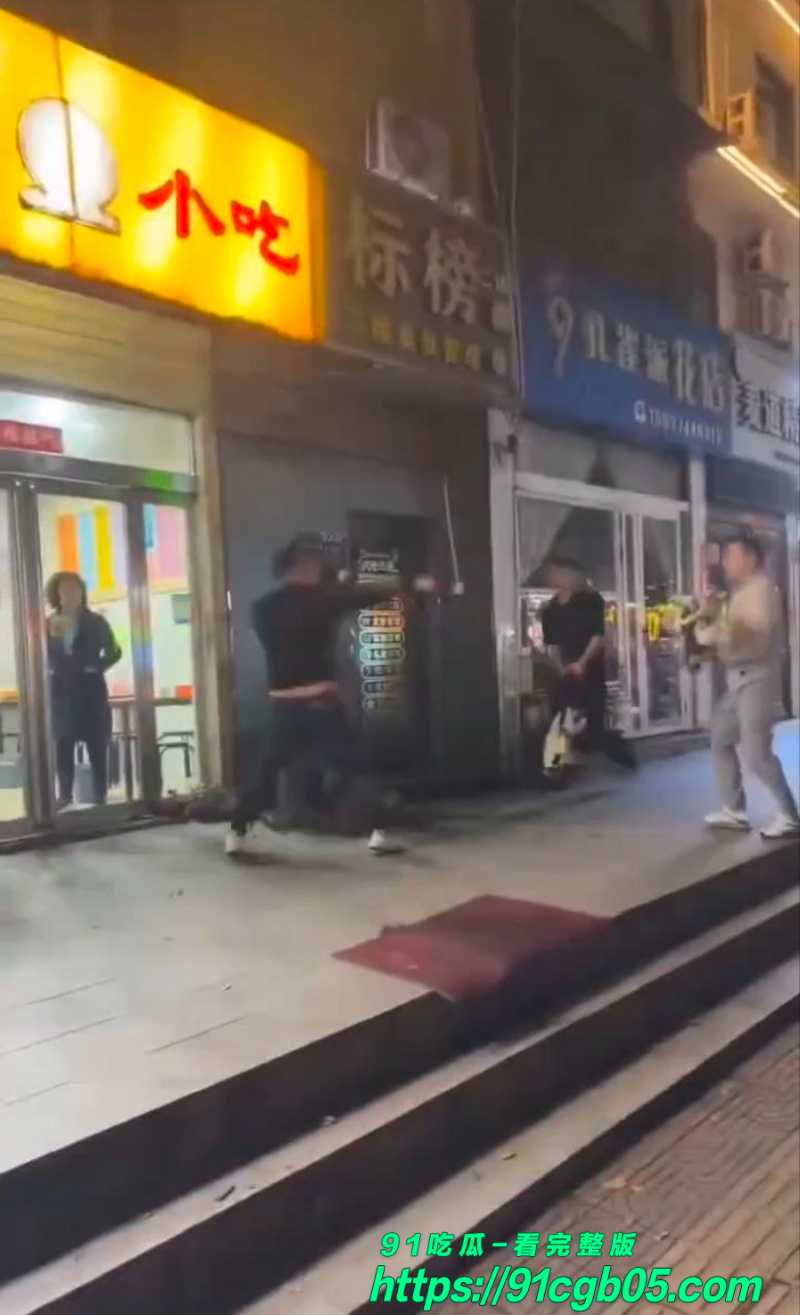 河南魏都区武陟砂锅店剪刀伤人事件 男子连捅女子十几刀 出店无差别攻击路人吓人