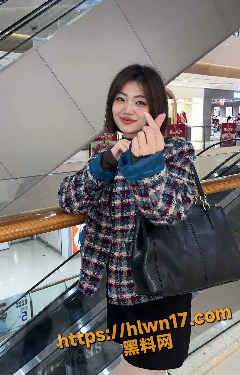 命中注定有个劫 看到骚货竟是我亲姐 料友投稿无意在亲姐手机里发现的姐姐的大尺度私拍 迅速保存分享给狼友！