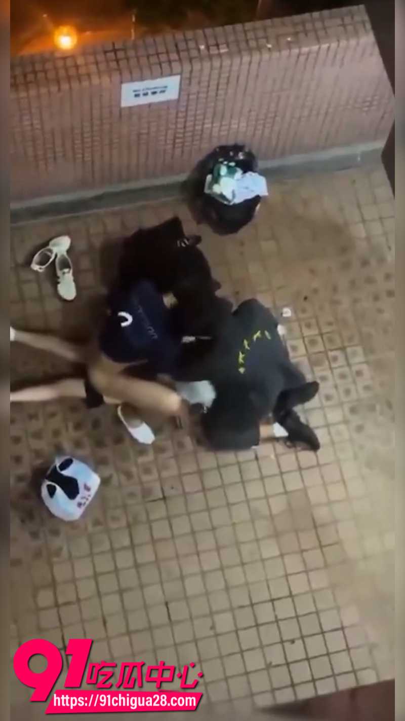 香港屋苑平台年轻人3P现场3