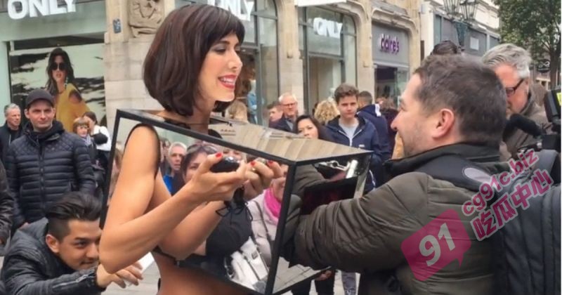 瑞典行为艺术家Milo Moiré 全裸出行 免费让路人扣逼揉乳 为了女权奉献肉体！