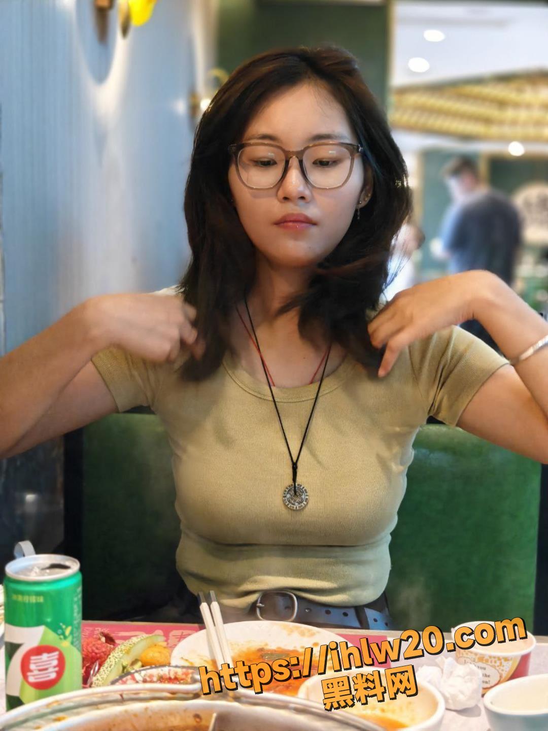 兄弟们，找女朋友就得找奶子大的，做起爱来真的超级爽啊，奶子乱甩！