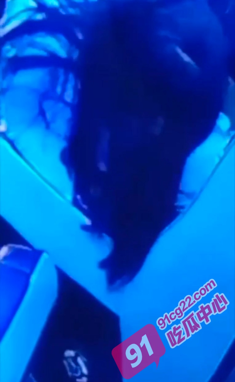 学生情侣精力旺盛 一边玩电脑一边操女友 网吧包房监控偷拍视频流出 配图2