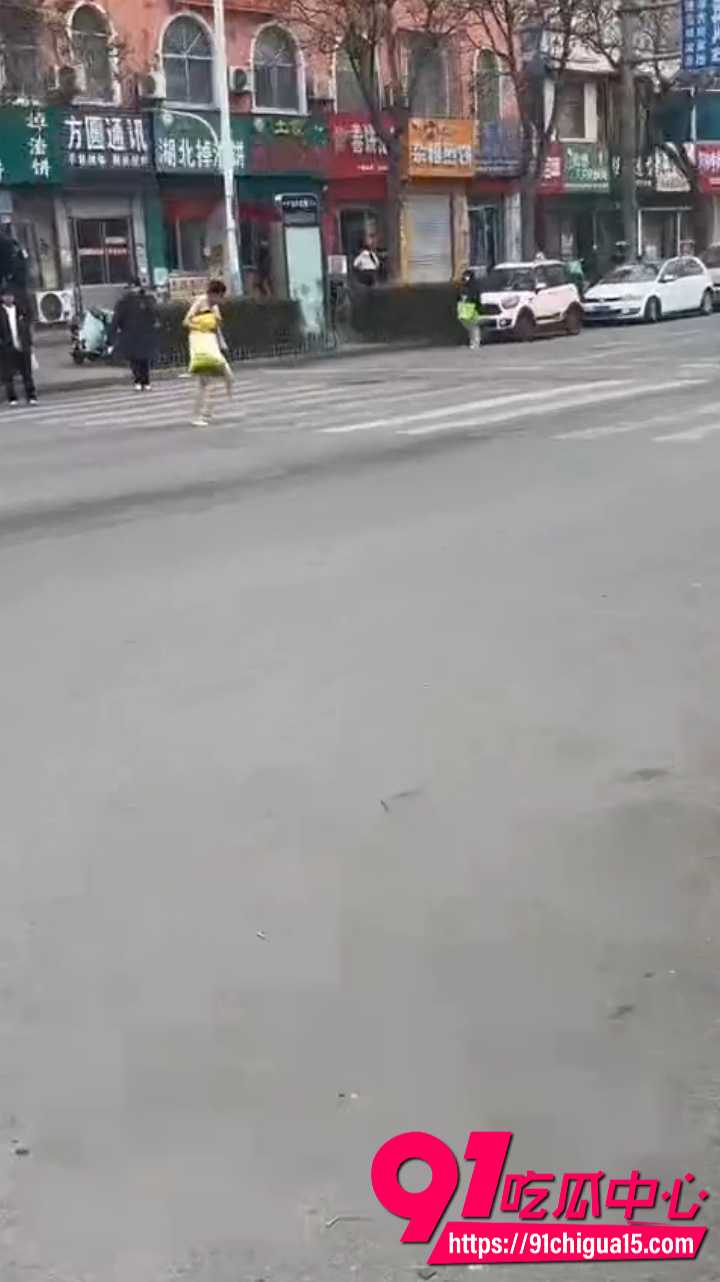 山东费县二中门口裸男对着轿车当街发情1