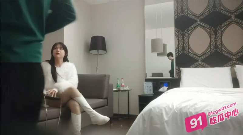 重庆气质少妇蒋桂芝约炮年轻小伙儿 骚逼被小伙操的多次高潮 受不了求饶！