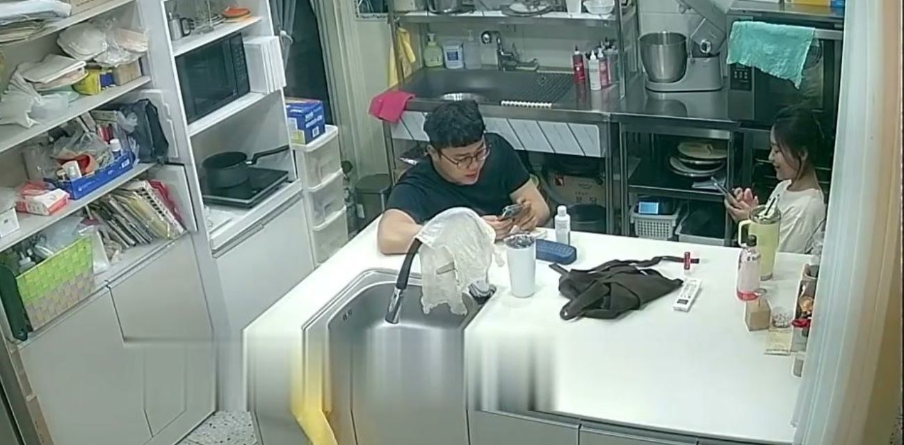 黑客破解蛋糕店摄像头 离异老板娘经常下班后厨勾引男店员啪啪 破译视频曝光！