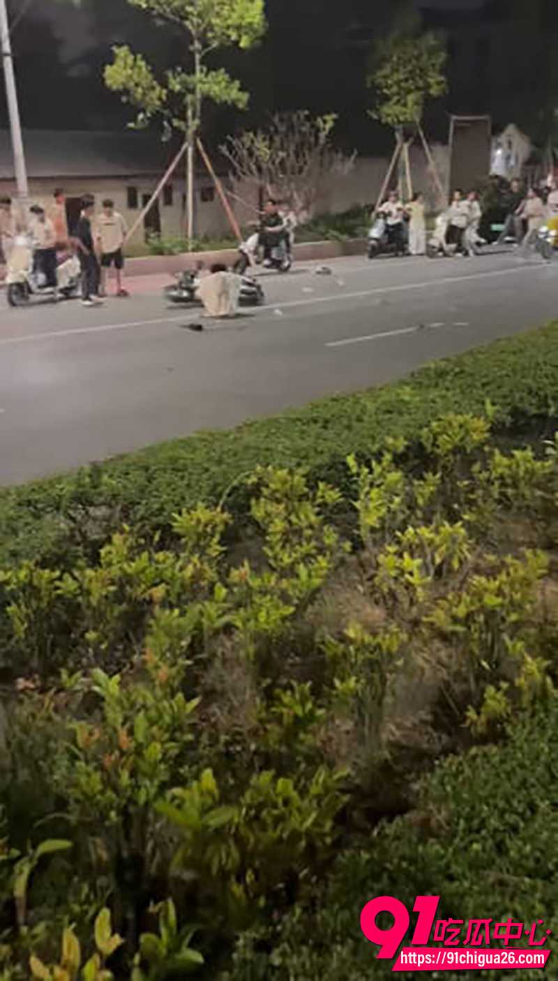 南宁深夜鬼火对撞翻车 少年倒地满街围观 现场看得人头皮发麻！