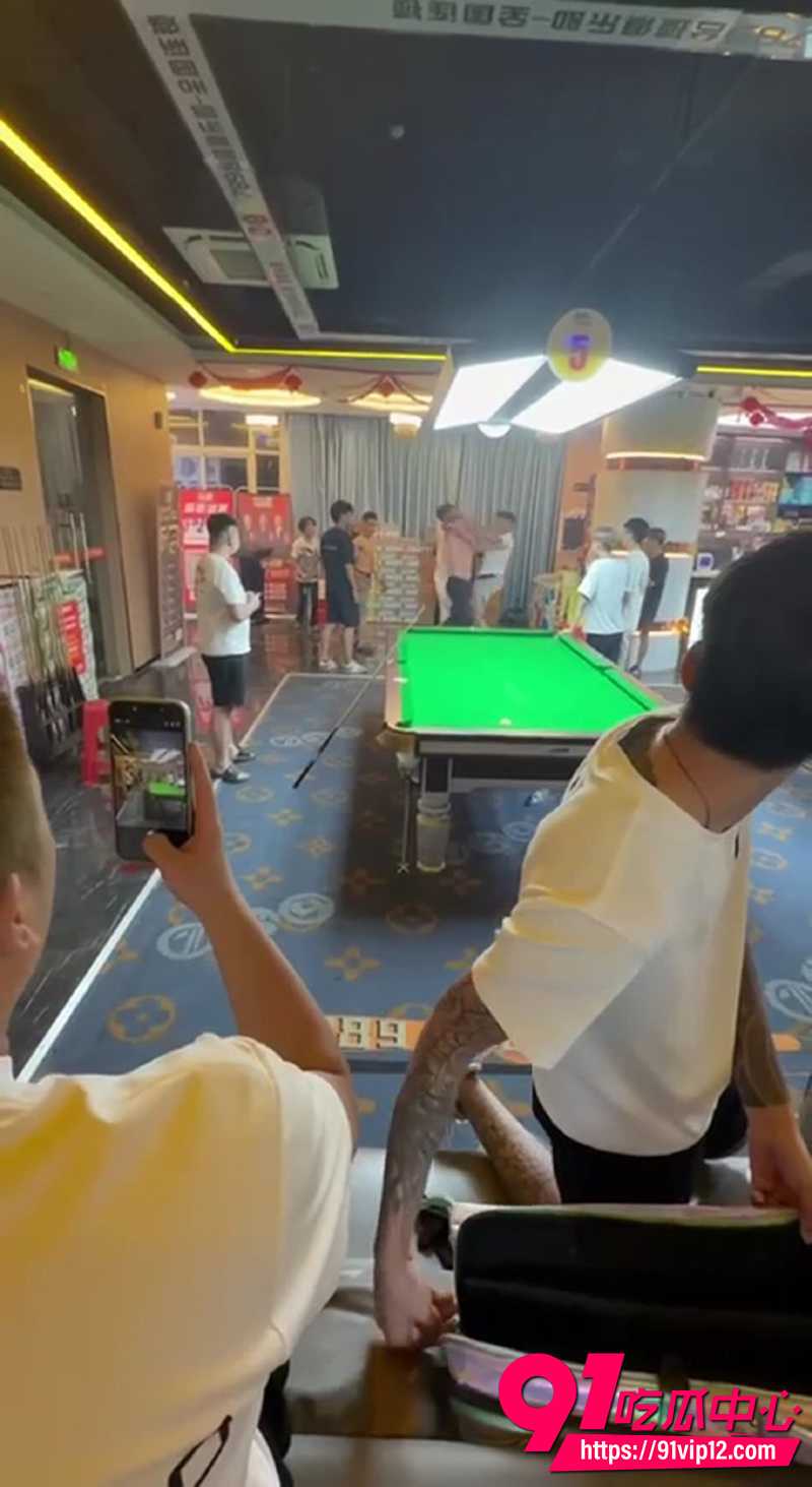 湖南永州道县台球厅打架现场 精神小伙们你推我搡 场面一度失控 ！