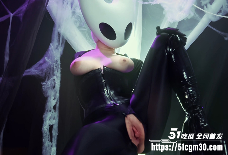 俄罗斯女优 莫莉 Cos空洞骑士 吊钟大奶撑爆皮衣 深喉爆操浓精内射